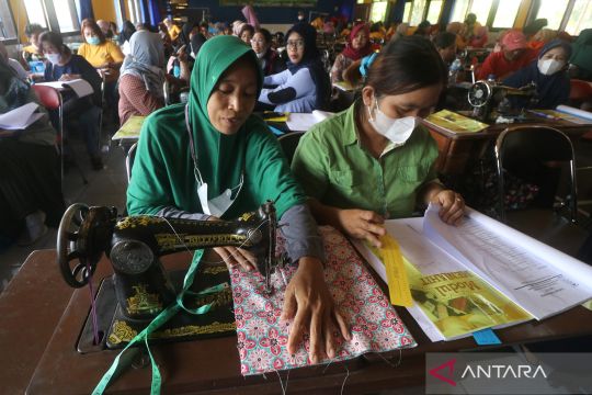 Pelatihan Keterampilan Menjahit untuk Ibu Rumah Tangga Kelurahan Sempaja Timur